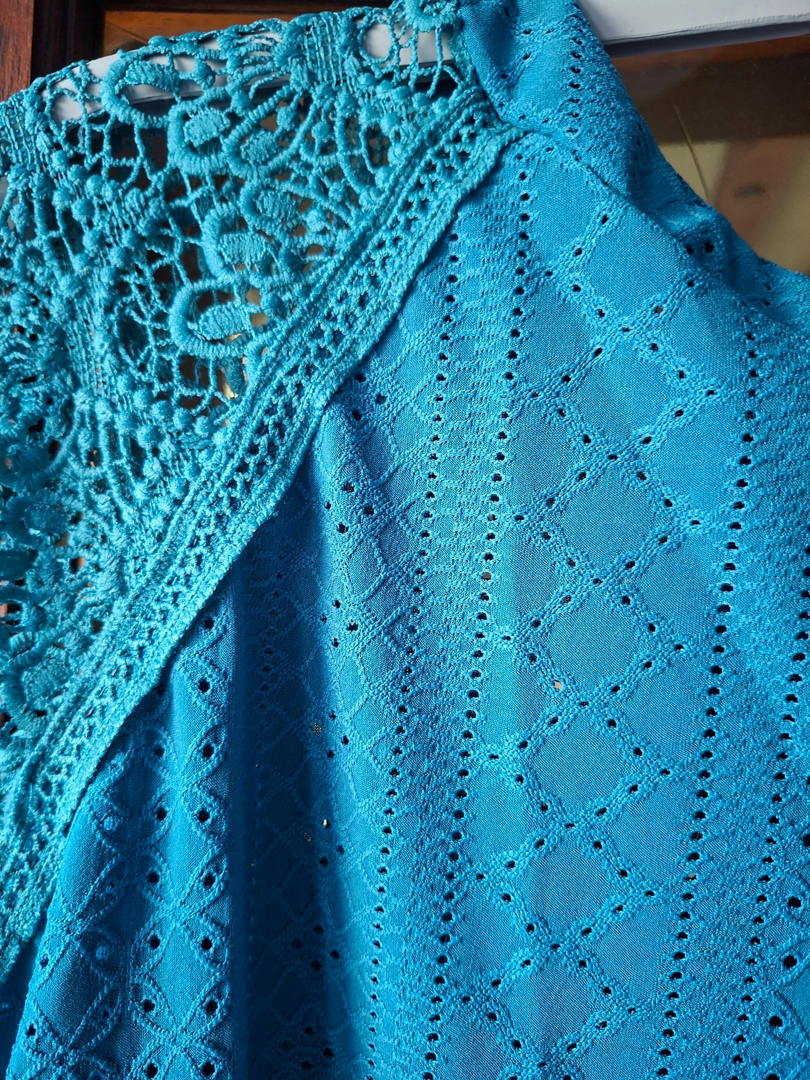 Haut femme bleu canard en broderie anglaise – photo 2